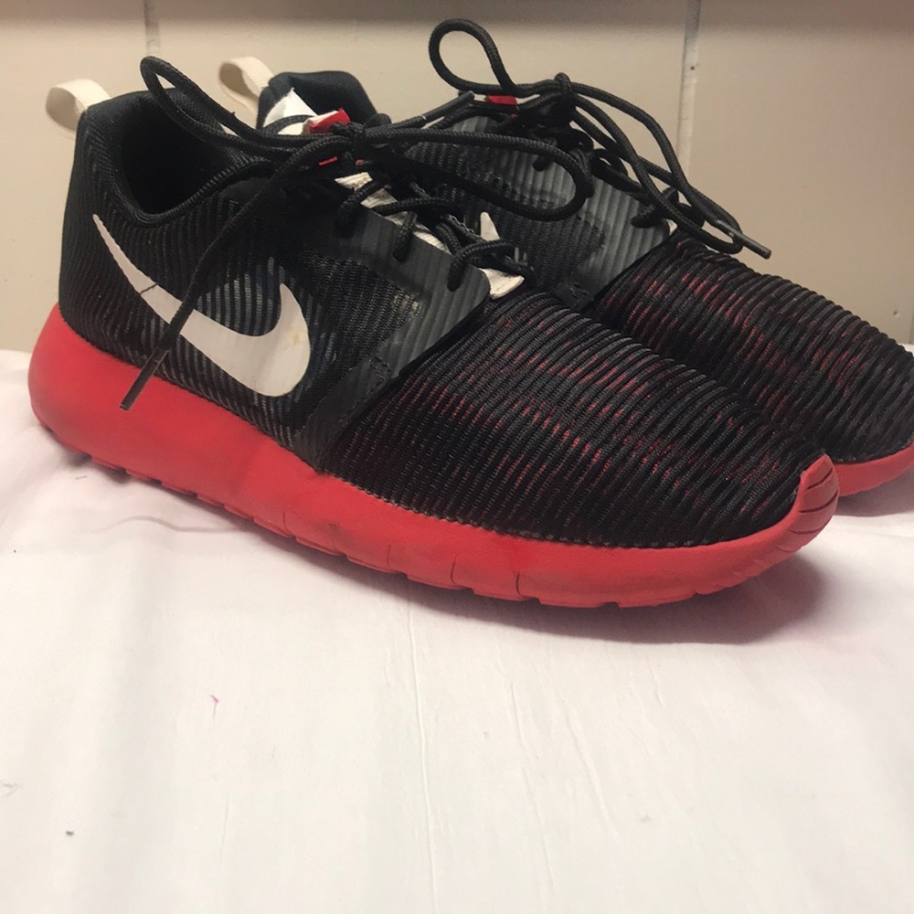 Nike GS Roshe 1 Flight in red/black size 5.5Y